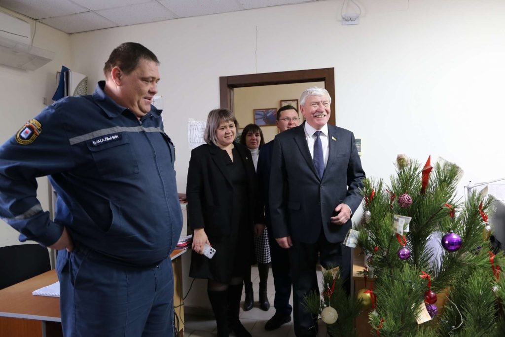 Депутат Василенко поздравил сотрудников ГО ЧС Кашарского района с праздником