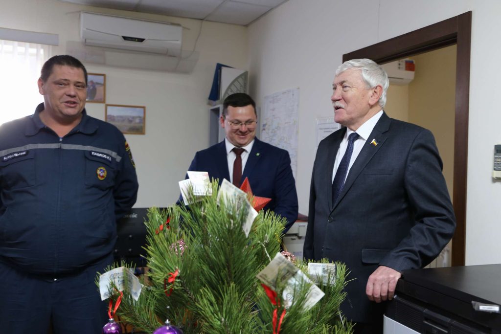 Депутат Василенко поздравил сотрудников ГО ЧС Кашарского района с праздником