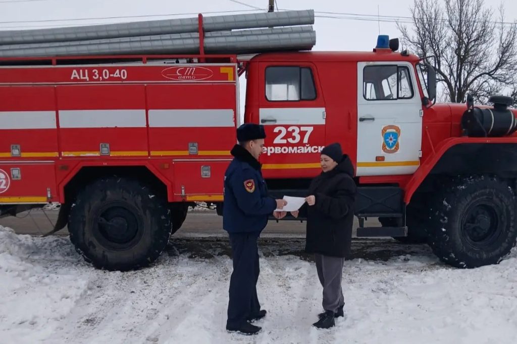 Специалисты пожарной части рассказали первомайцам о правилах безопасности на зимних водоёмах