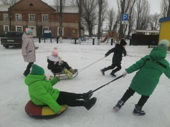 «Зимняя эстафета» в Фомино-Свечниковском: дети покоряли снежные горки