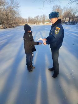 Специалисты пожарной части рассказали первомайцам о правилах безопасности на зимних водоёмах