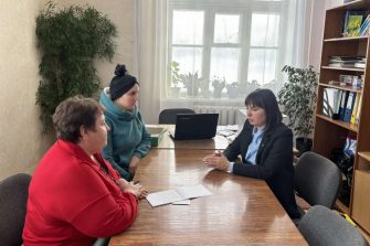 Вопросы ямочного ремонта и сотовой связи обсудили на приёме у Виктории Ивановой