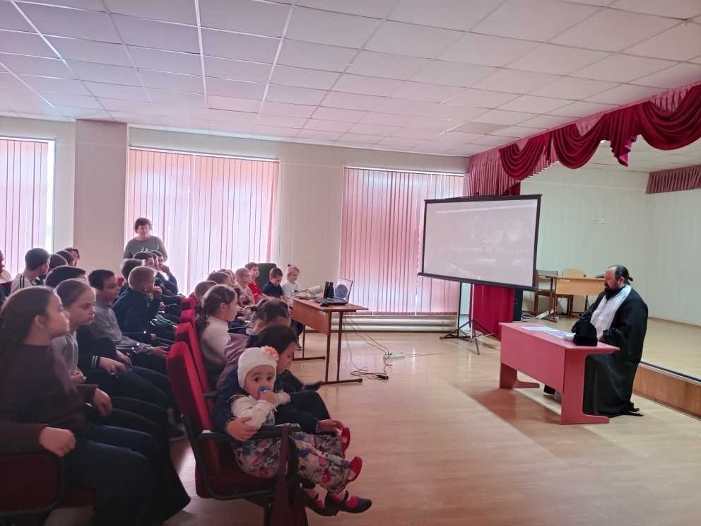 Иерей Иоанн Агаев провел рождественскую беседу в Первомайской школе