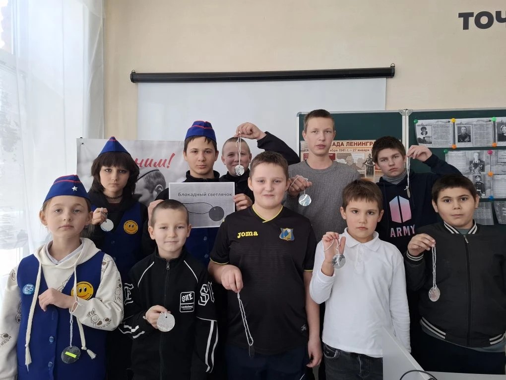 Юные инспекторы движения научили Россошанских школьников создавать блокадные значки