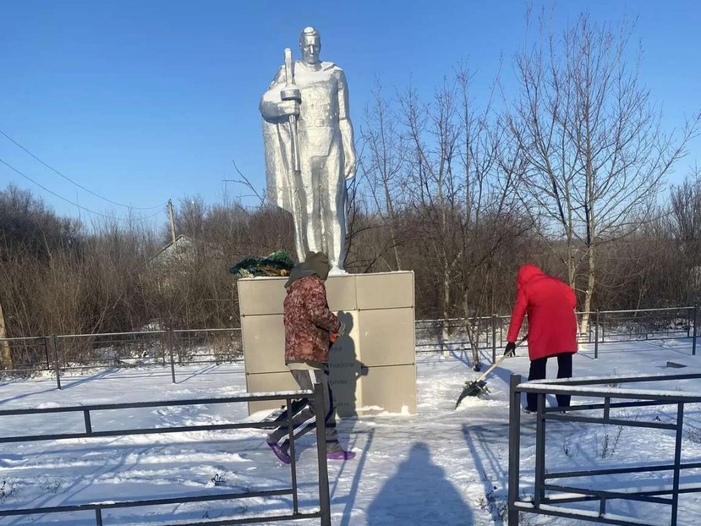 В Верхнемакеевском поселении памятники героям Великой Отечественной расчищают от снега