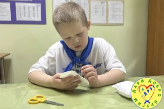 «Сердечное единство»: воспитанники Кашарского социального центра отправили подарки солдатам СВО