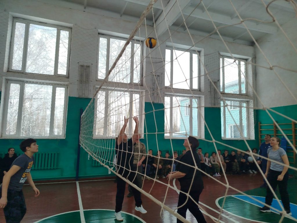 Учителя против учеников: в Киевской школе выбрали сильнейших в волейбольном матче