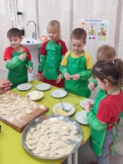 В Россошанском детском саду дошколят познакомили с традициями через лепку вареников