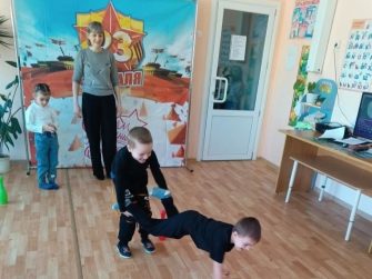 Будущие защитники: в Ново-Павловской школе дошколята соревновались, пели и танцевали в честь 23 февраля