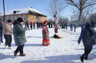Индустриальцы зажгли на Масленице: хороводы, блины, роспись ложек и душевные объятия