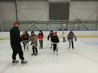 На льду — с уверенностью: каменские школьники осваивали коньки под руководством опытных тренеров