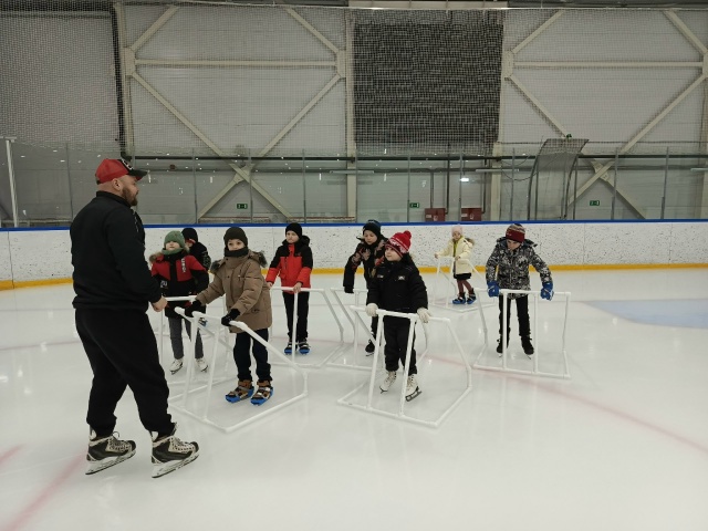 На льду — с уверенностью: каменские школьники осваивали коньки под руководством опытных тренеров