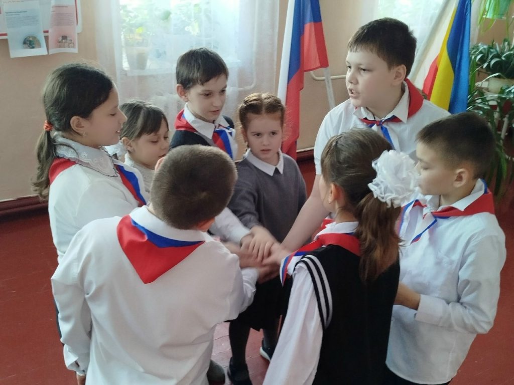 Первоклашки Киевской школы стали «Орлятами России»