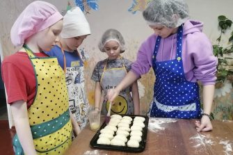 Дети из Кашарского реабилитационного центра испекли и угостили всех пирожками