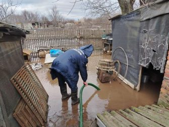 Спасатели Кашарского района откачивают талую воду с придомовых территорий