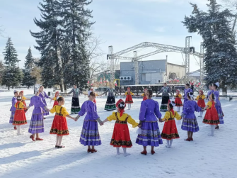Флешмоб на площади Кашарского района открыл Год единства народов России