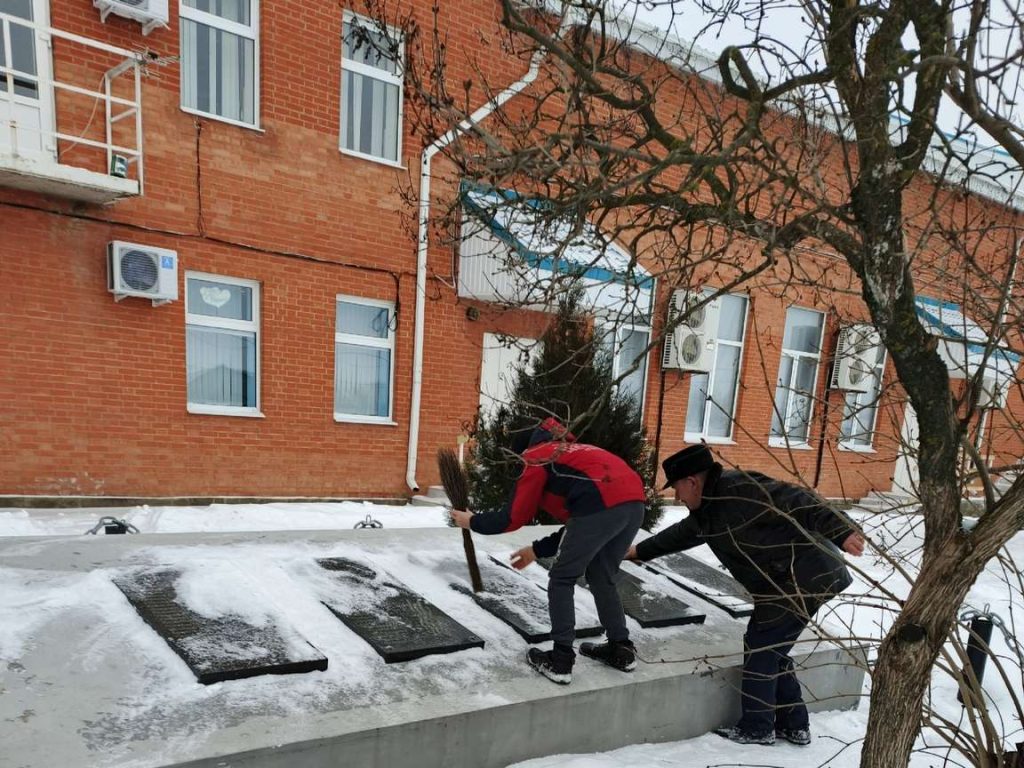 Участники «Движения Первых» считают заботу о памятнике живой цепью памяти