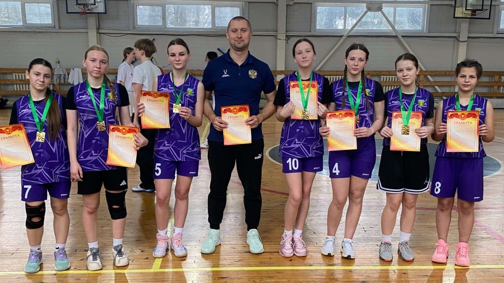 Баскетболистки Кашарского района взяли бронзу на чемпионате Шахт