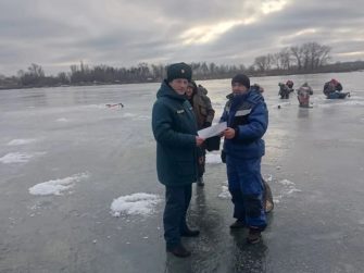 Спасатели Кашарского района напомнили рыбакам об опасности тонкого льда
