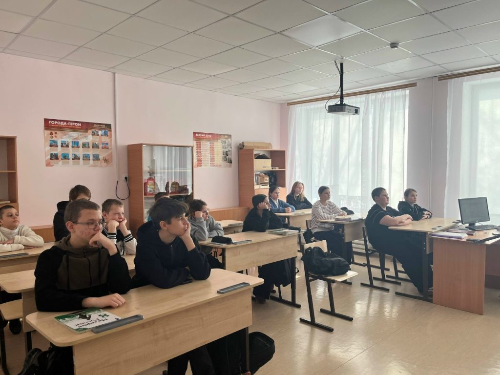 В Каменской школе провели час мужества ко Дню юного героя-антифашиста