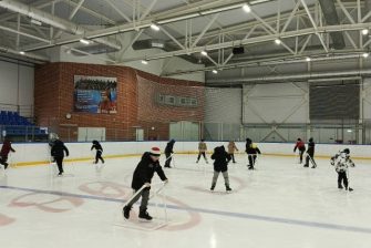 Лёд ждёт героев: тренеры арены «Светлый» провели мастер-класс для кашарских школьников