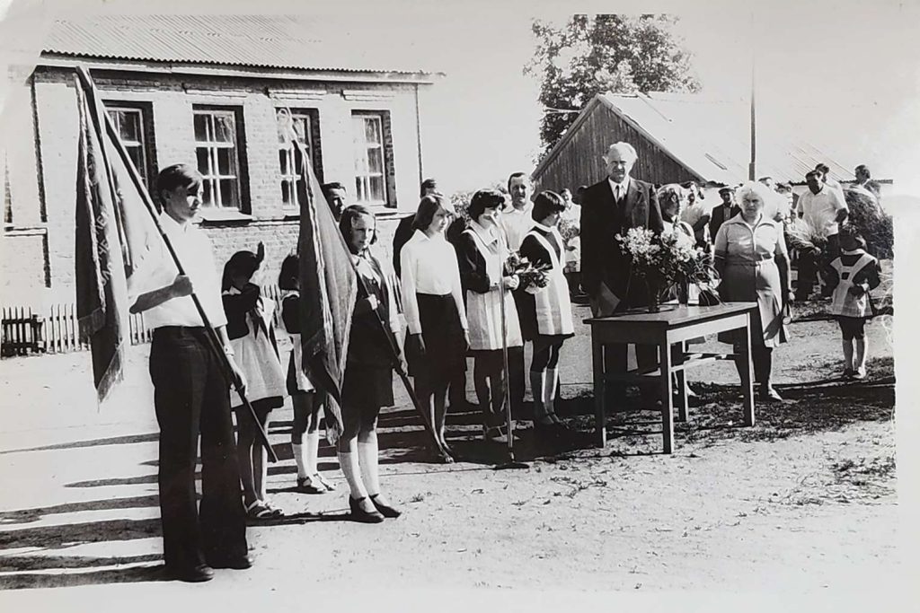 Стоп-кадр из детства: школьная линейка в старой Верхне-Макеевской школе, ~1965 год