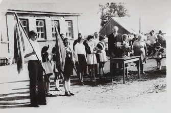 Стоп-кадр из детства: школьная линейка в старой Верхне-Макеевской школе, ~1965 год