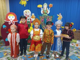 В Кашарском «Топольке» проводили зиму песнями, играми и блинами