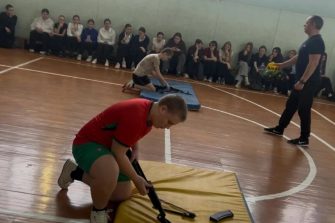 «А ну-ка, парни!»: кашарские девятиклассники померились силой и ловкостью