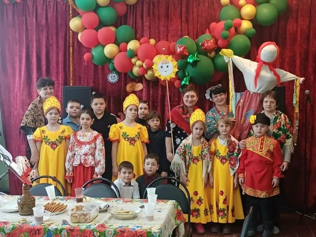 Масленичные забавы в Индустриальном: блины, хороводы и петушиные бои