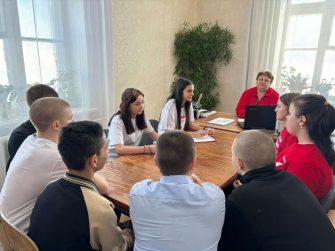 Глава Индустриального поселения и школьники объединились для добрых дел