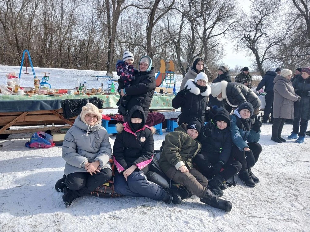 Проводы зимы по-советски: в Фомино-Свечниковском поселении Масленицу отметили душевно, шумно и по-соседски