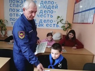 Юные добровольцы из Кашарского СРЦ побывали в гостях у пожарных