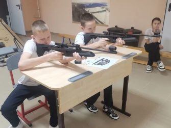 Меткие выстрелы в честь защитников: в Каменской школе прошли соревнования по стрельбе