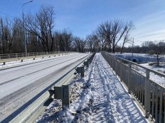 Мост, соединяющий окраину с центром Кашар, стал препятствием для пешеходов зимой