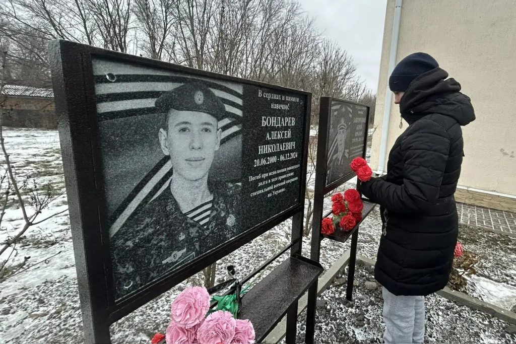 Гвоздики памяти: воспитанники социально-реабилитационного центра изготовили цветы в честь погибших героев СВО