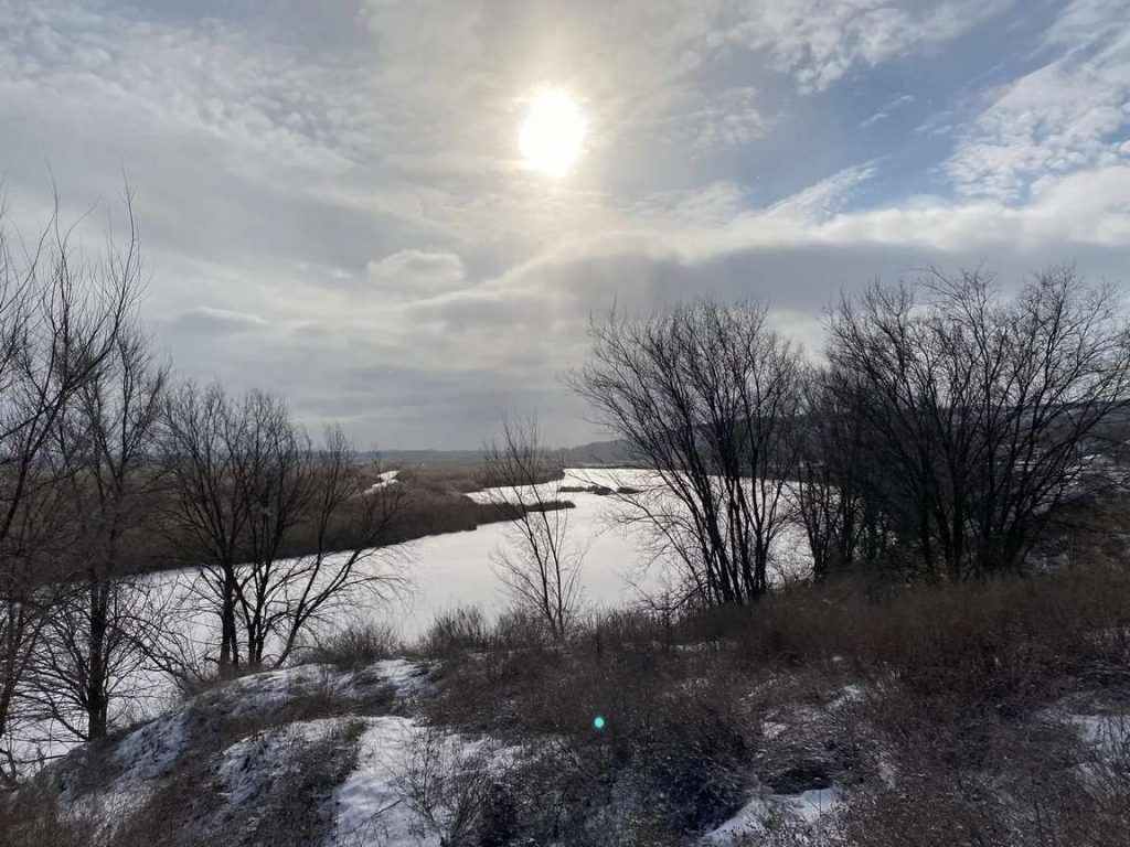 Зимний пейзаж застывшей Ольховой напоминает серебряную нить