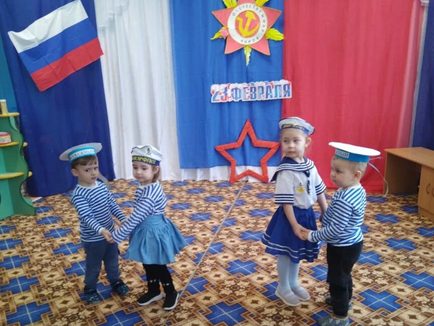 Будущие защитники: в Киевском детском саду девочки поздравили мальчишек