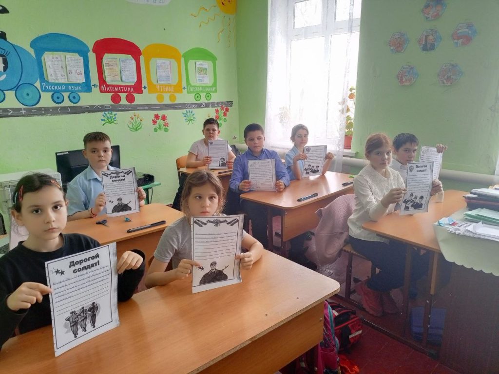 Маленькие послания для больших защитников: в Индустриальной школе написали письма солдатам