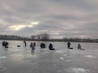 На Кашарском водохранилище — рыбацкое раздолье: зима ещё держит лёд