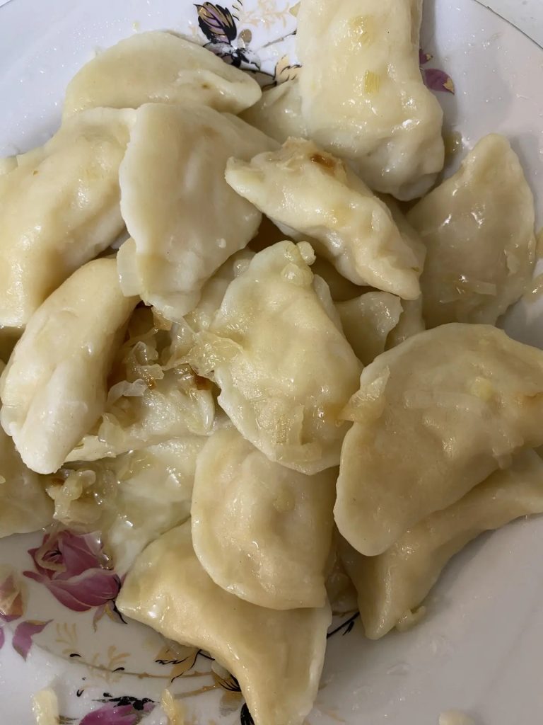 Готовим вместе: Секретные вареники от бабы Маши — с пышной картошкой и хрустящей капустой