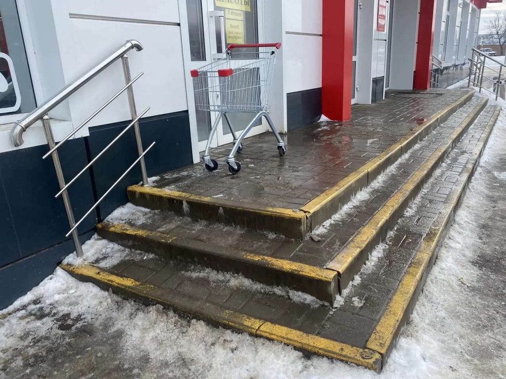 «Ни пройти, ни подъехать»: читатели «Слава труду» жалуются на ледяные ловушки у сетевых магазинов