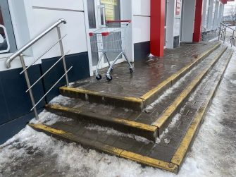 «Ни пройти, ни подъехать»: читатели «Слава труду» жалуются на ледяные ловушки у сетевых магазинов