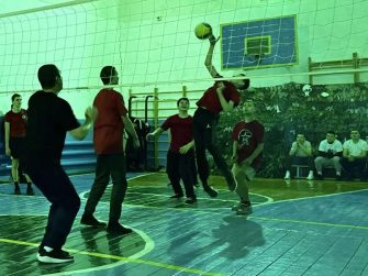 Турнир по волейболу объединил 3 поколения в россошанской школе