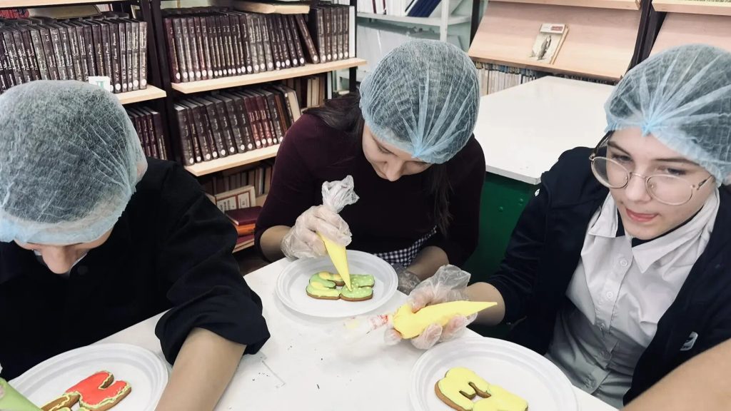 Юные кондитеры из Поповской школы украсили имбирные пряники к празднику