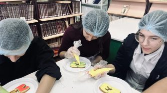 Юные кондитеры из Поповской школы украсили имбирные пряники к празднику