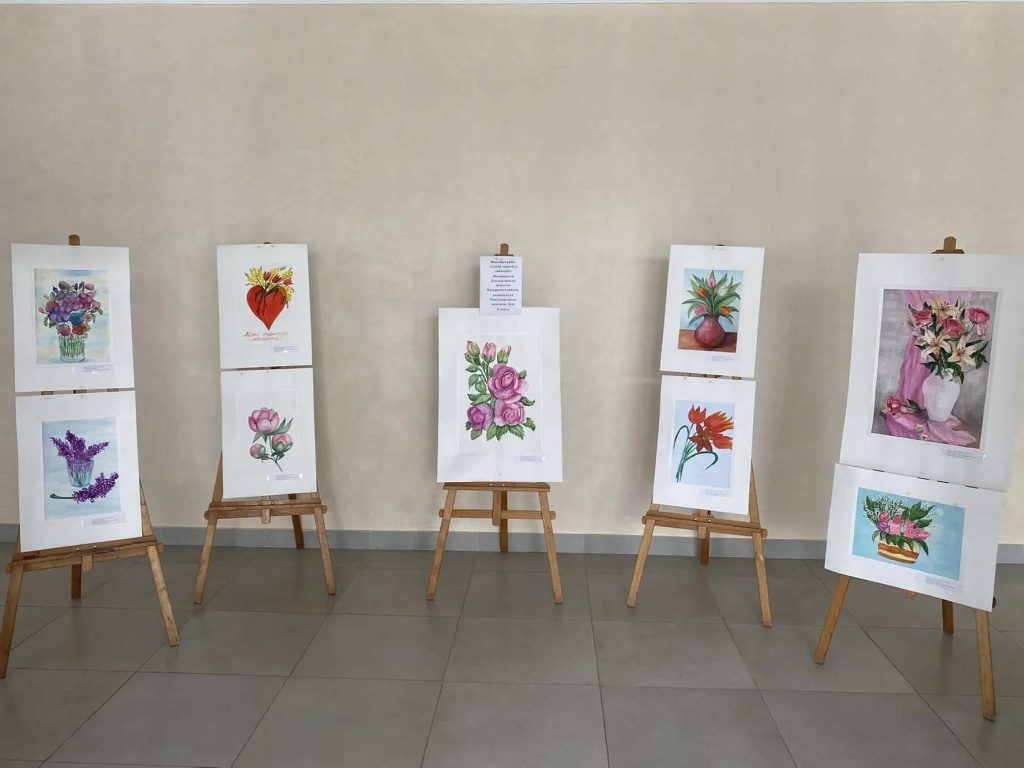 В РДК Кашар открылась выставка «Самой дорогой и любимой»: юные художницы дарят тепло мамам