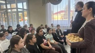 В Кашарском районе детям рассказали о празднике Сретения и угостили «жаворонками»