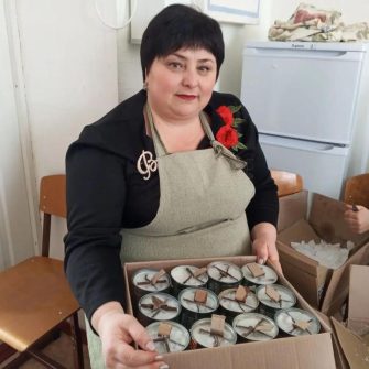 Верхнесвечниковские культработники и школьники изготовили для бойцов окопные свечи