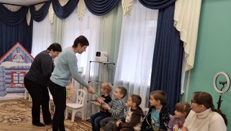 Добрая волна в Верхнесвечниково: культработники поздравили малышей с необычным праздником